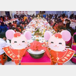 武漢市百歩亭コミュニティー活動センターで「万家宴」に参加する住民たち（Ｃ）共同通信社