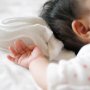 乳児の「夜泣き」を卒業させるために…体内時計を調整する方法