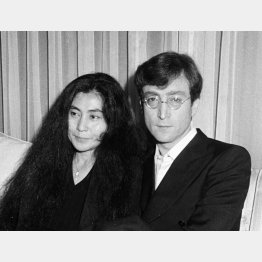 1977年、日本滞在時のジョン・レノン（右）とオノ・ヨーコ夫妻（Ｃ）共同通信社