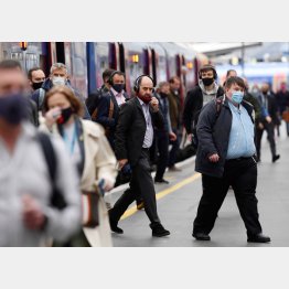 英国の感染者数は増加傾向（ロンドン朝の通勤風景）／（Ｃ）ロイター
