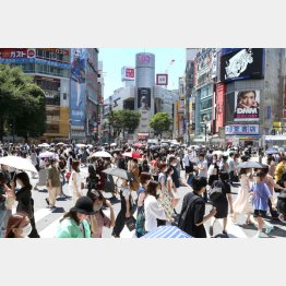 4回目の緊急事態宣言がでてから初の土曜日の渋谷スクランブル交差点の人出（Ｃ）日刊ゲンダイ