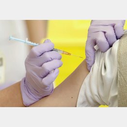 接種される米ファイザー製の新型コロナウイルスワクチン（Ｃ）共同通信社