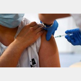 ワクチン接種をする医療従事者（Ｃ）ロイター
