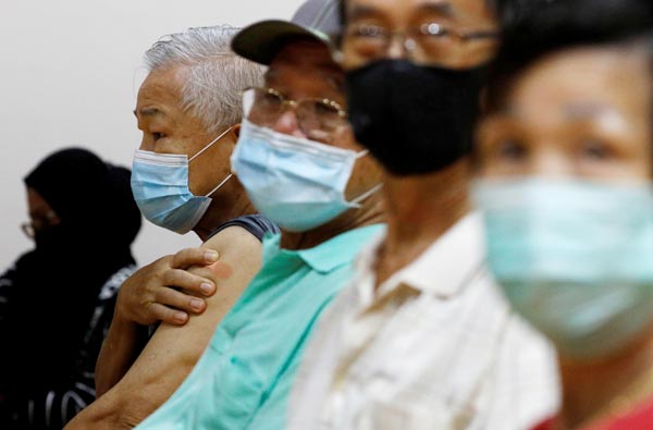 新型コロナウイルスのワクチン接種を受ける人々（シンガポール）／（Ｃ）ロイター