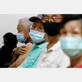 新型コロナウイルスのワクチン接種を受ける人々（シンガポール）／（Ｃ）ロイター