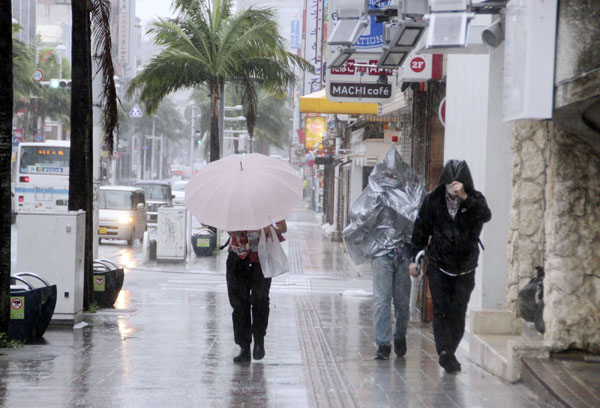 台風の時期は雨漏りカビに注意（Ｃ）日刊ゲンダイ