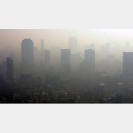 PM2.5でかすむ大阪市（2020年4月）／（Ｃ）共同通信社