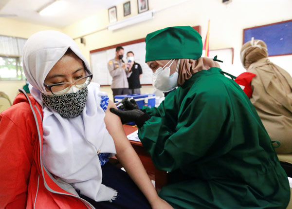 インドネシアでワクチン接種を受ける学生（Ｃ）ロイター
