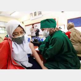 インドネシアでワクチン接種を受ける学生（Ｃ）ロイター