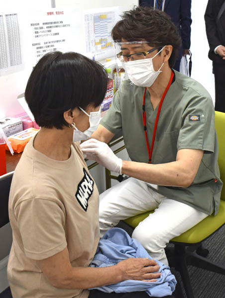 新型コロナウイルスのワクチン接種を受ける女性（Ｃ）共同通信社