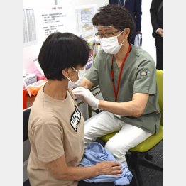 新型コロナウイルスのワクチン接種を受ける女性（Ｃ）共同通信社