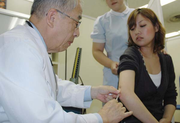 インフルエンザの予防接種を受ける女性（Ｃ）共同通信社