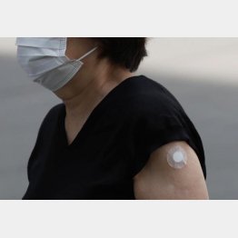 新型コロナワクチンの接種を終え会場を出る女性（Ｃ）日刊ゲンダイ