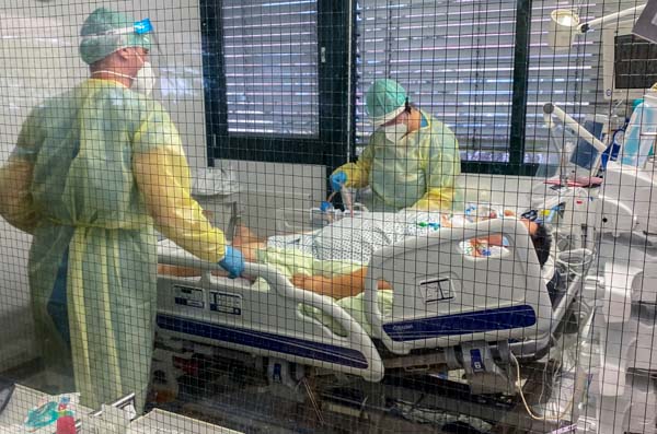 ドイツのミュンヘンにある集中治療室で新型コロナウイルスに感染した患者の世話をする医療従事者（Ｃ）ロイター