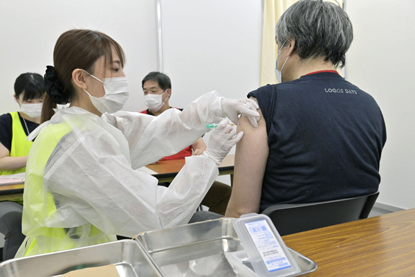 英アストラゼネカ製の新型コロナウイルスワクチンの接種を受ける人（代表撮影）
