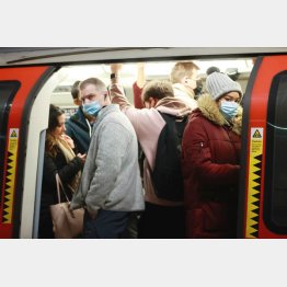 海外では感染が拡大しているが（マスクをして地下鉄に乗る人びと＝ロンドン）／（Ｃ）ロイター