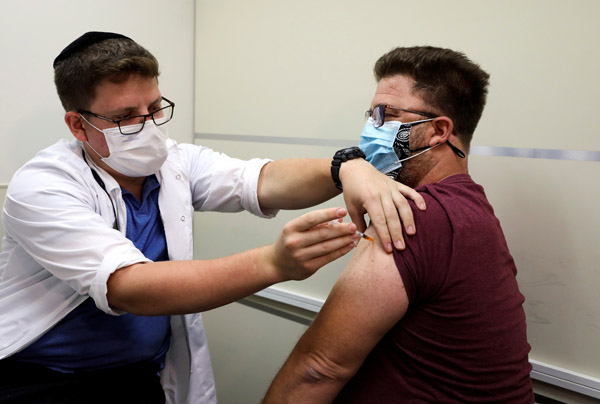 イスラエルで3回目のワクチン接種をする男性（Ｃ）ロイター
