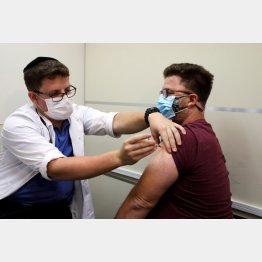 イスラエルで3回目のワクチン接種をする男性（Ｃ）ロイター