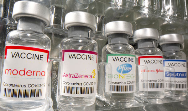 初回と違うメーカーのワクチンを接種することを「交互接種」という（Ｃ）ロイター