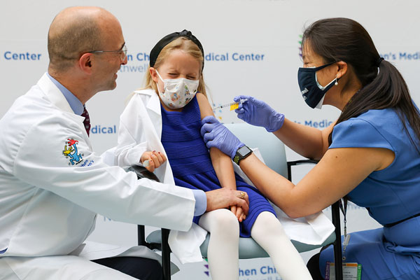 米国では先駆けて5～11歳の子どもたちの接種をおこなった（11月、ニューヨーク）／（Ｃ）ロイター