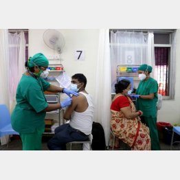 インド・ムンバイでワクチン接種を受ける人たち（Ｃ）ロイター