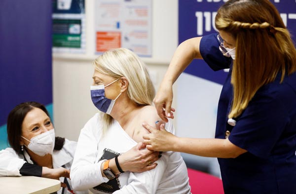 イスラエルでは4回目のワクチン接種がスタートしているが…（Ｃ）ロイター