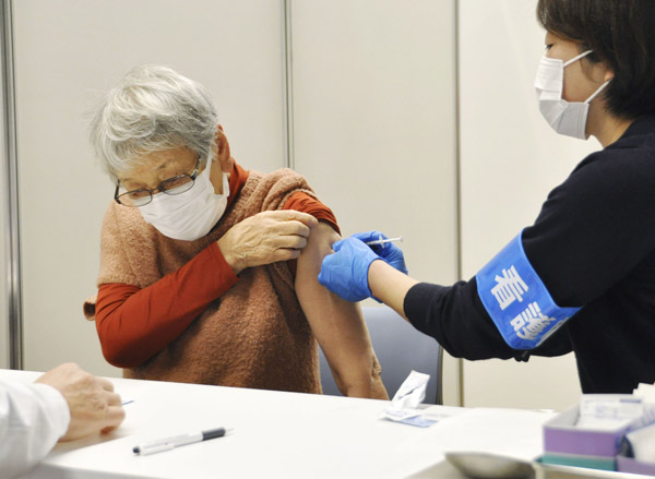 日本でも3回目接種がスタートしている（Ｃ）共同通信社