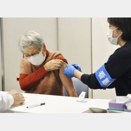 日本でも3回目接種がスタートしている（Ｃ）共同通信社