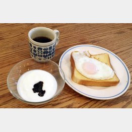 いつもの朝食に無糖ヨーグルトや卵などをプラスして（Ｃ）日刊ゲンダイ