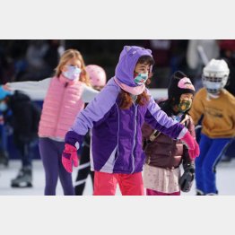 マスクを着けてブライアント公園でスケートを楽しむ子供たち（Ｃ）ロイター