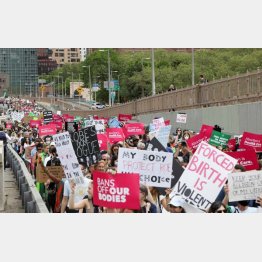 中絶の権利を主張するデモ（ニューヨーク・ブルックリン）／（Ｃ）ロイター