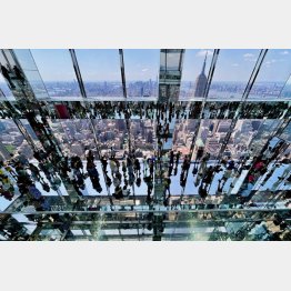 マンハッタンが見渡せる新しいビル「ワンヴァンダービルトタワー」の展望台に訪れた人たち（Ｃ）ロイター