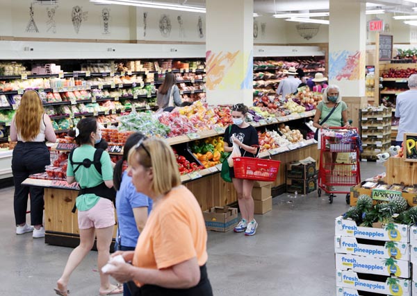 インフレが続く中、マンハッタンのスーパーマーケットで買い物をする人たち（Ｃ）ロイター