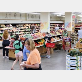 インフレが続く中、マンハッタンのスーパーマーケットで買い物をする人たち（Ｃ）ロイター