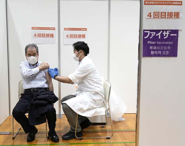 東京都港区で行われた新型コロナワクチンの４回目接種（Ｃ）共同通信社