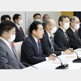 同時流行対策の検討会議に出席する岸田首相（左から2人目）／（Ｃ）共同通信社