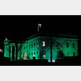 サンディ・フックの事件から10年。追悼のため緑のライトで照らされたホワイトハウス（Ｃ）ロイター