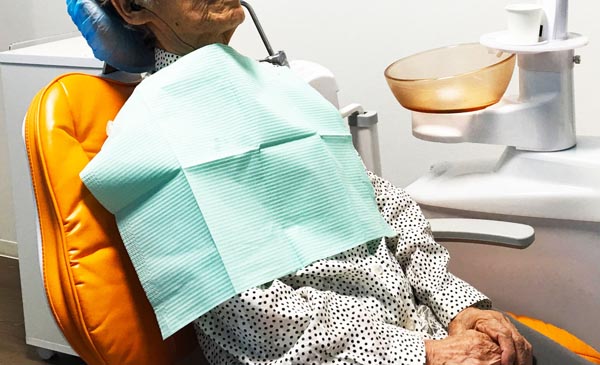 「骨粗しょう症」を抱えている人は歯科治療する際は注意が必要