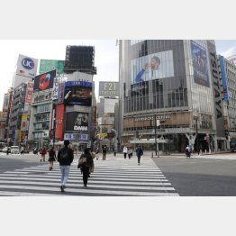 緊急事態宣言下で閑散とする渋谷のスクランブル交差点（Ｃ）日刊ゲンダイ