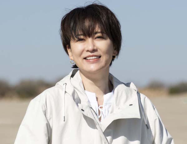 女優の鈴木砂羽さん（写真）Naoko Kumagai、（スタイリスト）Rieko Sugimura
