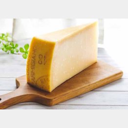 パルメザンチーズは同じ量で牛乳の10倍以上のカルシウムが含まれる