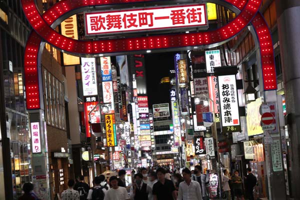 多くの若者で溢れかえる新宿歌舞伎町（Ｃ）日刊ゲンダイ