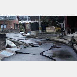 道路も被害を受け、病院や薬局が再開されていたとしてもそこに行けない（石川県珠洲市）／（Ｃ）日刊ゲンダイ