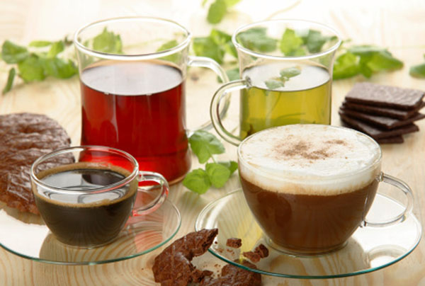 コーヒーにはポリフェノール類が、緑茶にはカテキン類が含まれるが…（Ｃ）iStock