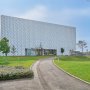 金沢海みらい図書館（石川県金沢市）巨大なワンルーム型、6000個の丸窓はエコも意識