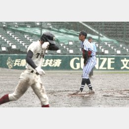 豪雨の中、甲子園で試合を行う大阪桐蔭と東海大菅生ナイン（2021年）（Ｃ）日刊ゲンダイ