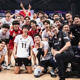 ブラン監督（手前右）と日本代表の選手たち（Volleyball World提供・共同）