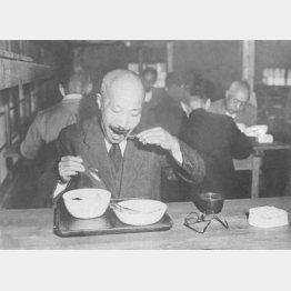 他の収容者から離れて一人で寂しく朝食をとる東条英機（1945＝昭和20年10月31日、東京・大森収容所で、アクメのシェーファー記者撮影）