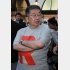 「Ｒ」Ｔシャツを着て応援に入った小池晃（Ｃ）日刊ゲンダイ