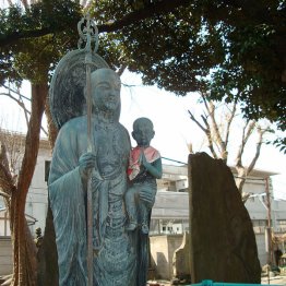 殺害現場の墓地がある寺に祭られた「吉展ちゃん地蔵」／（撮影）筆者